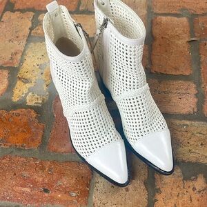 Sam Edelman Elita White Mesh Ankle Boot. Pointed Toe, zip up 9.5M.